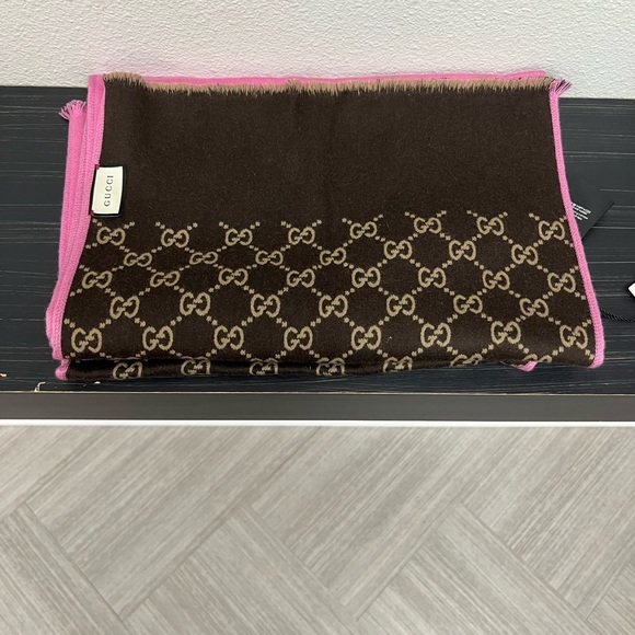 New Gucci Scarf Pink - Picture 1 of 6